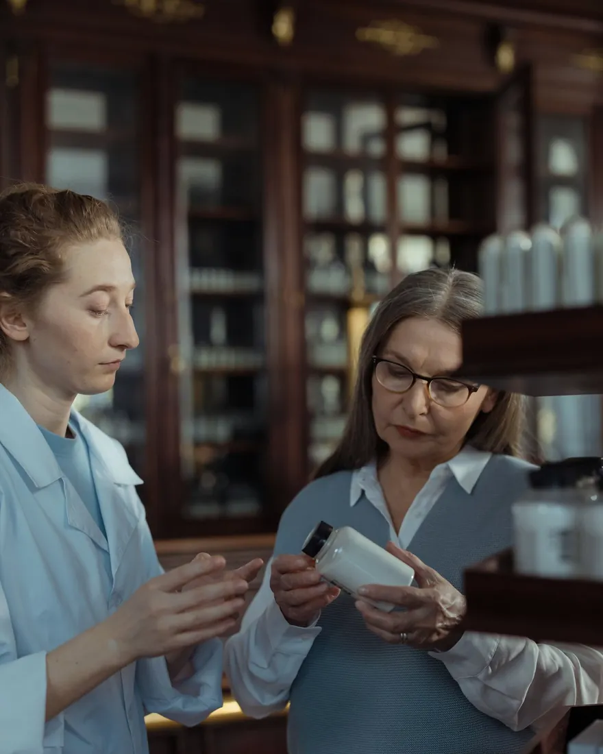 Une pharmacienne conseille une patiente au comptoir
